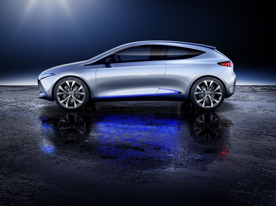 Mercedes-Benz Concept EQA 2017 года  (фото 10 из 20)
